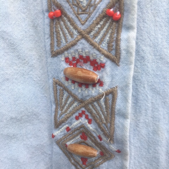Women’s Native American embroidered button-down - Picture 6 of 8